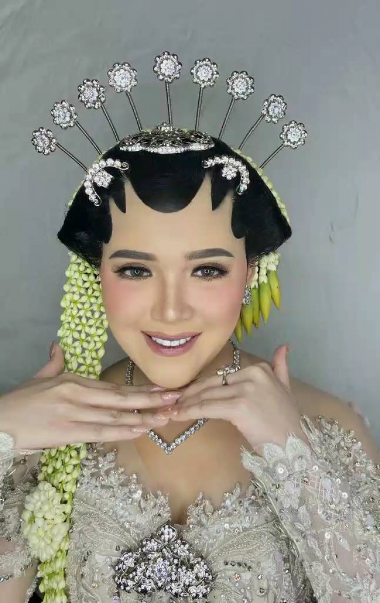 Rias Solo Putri Buat Akhad

Bride.  @tikaindrawati 