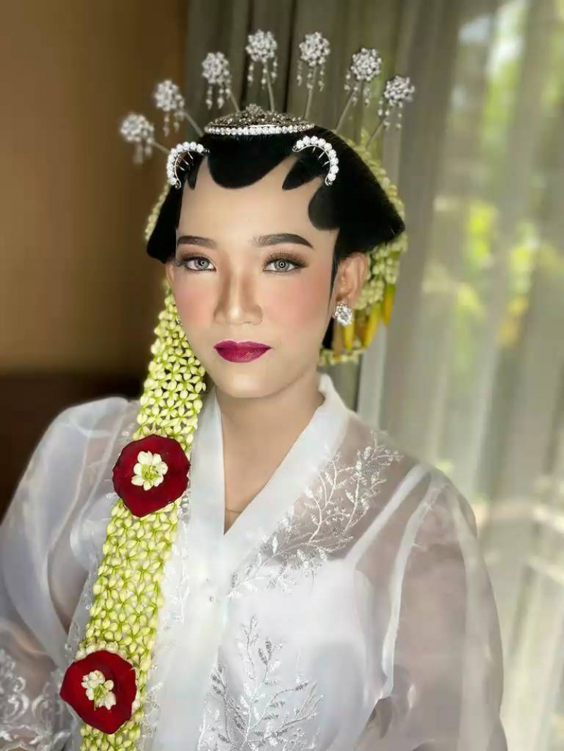 Rias Pemberkatan

Bride. @tirzalintangp 
Mua @griyarias_rinukti
Wo.  @houseofmanten
Mc 