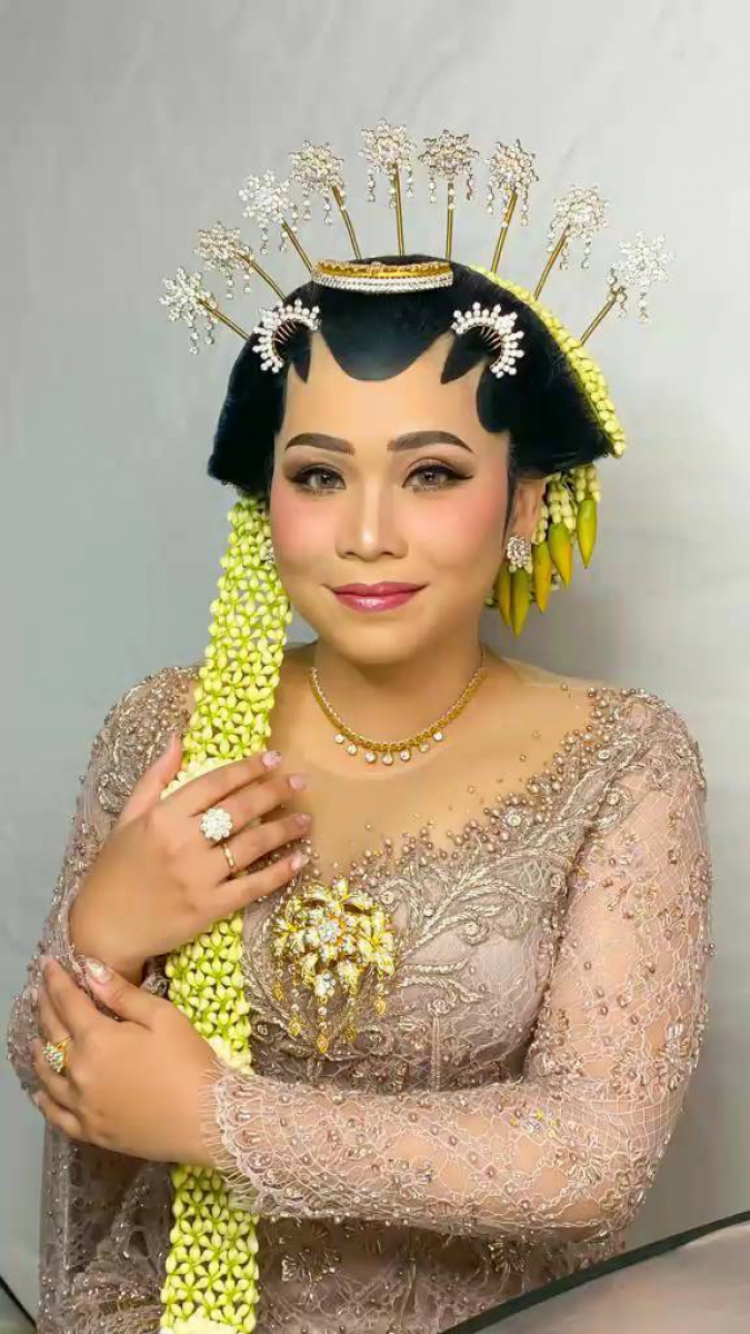 Bride @graceclaudias 
Mua @griyarias_rinukti    